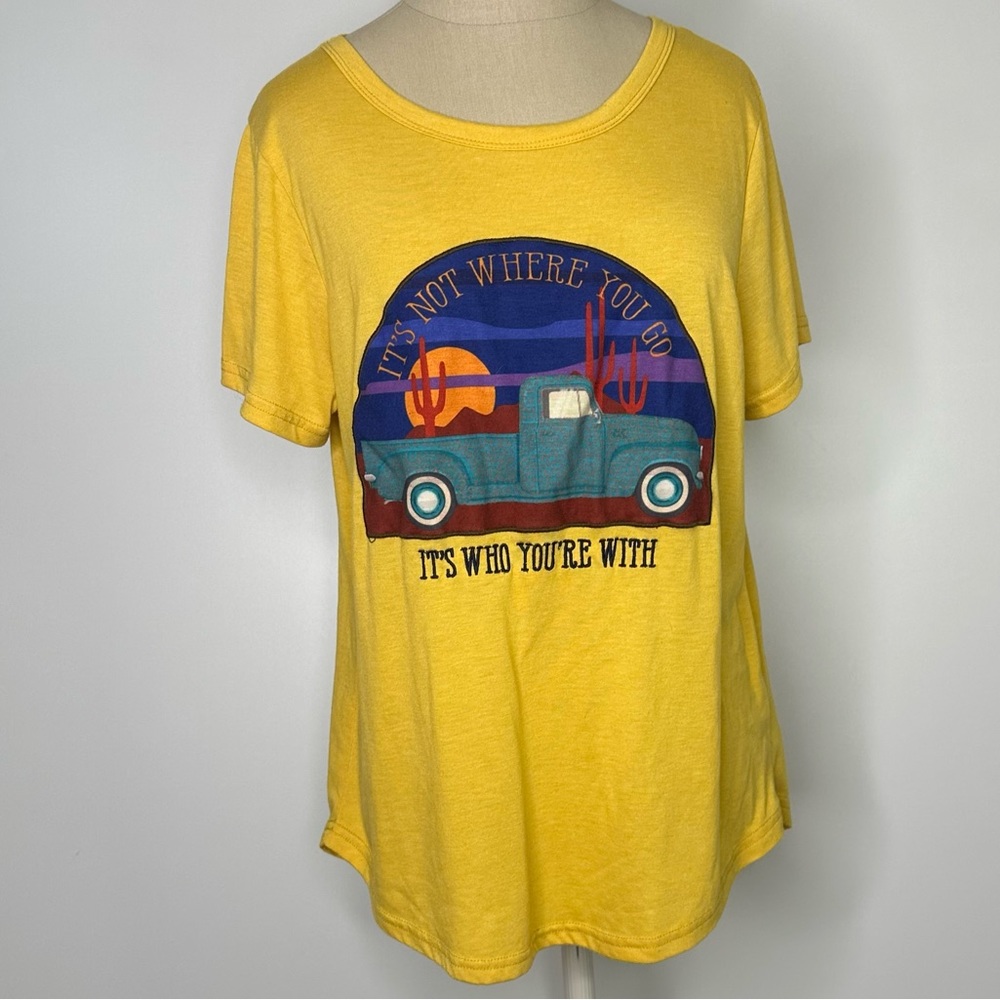 SOUTHERN GRACE yellow embroidered graphic tee | M